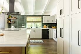 White is never wrong for the interior design. Mid Century Modern Kitchen Minimalistisch Kuche Los Angeles Von Soko Interior Design Houzz