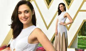 The official website of gal gadot. Gal Gadot Displays White And Gold Dress At A Photo Call In Brazil For Wonder Woman Outing Daily Mail Online