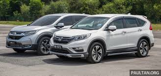 At edmunds we drive every car we review, performing road tests and competitor comparisons to help you find your perfect car. 2017 Honda Cr V Vs 2015 Honda Cr V Old Vs New In 5 Live Images