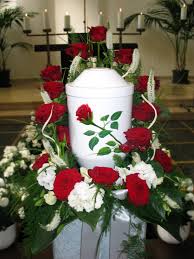 Urnenkranz in herzform mit roten rosen. Urnenkranz Mit Rosen Und Hortensien Biourne Holzapfel Bestattungen