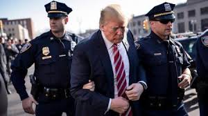 Millones 'cayeron' con la foto falsa de la detención de Trump creada con inteligencia  artificial