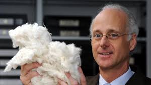 Der Präsident der Baumwollbörse in Bremen, Fritz A. Grobien, sieht die Faser ...