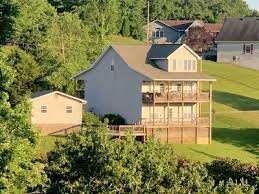 Locate realtors selling lakefront houses and waterfront real estate. Beautiful Home With Spectacular Views Of Dale Hollow Lake Byrdstown