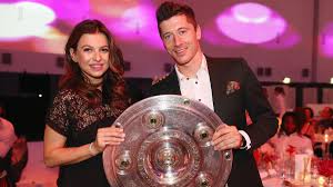 Lewandowski играет с 2014 в бавария мюнхен (фкб). Frau Von Bayern Sturmer Robert Lewandowski Verrat Bayern Star Will Karriere In Los Angeles Beenden Eurosport