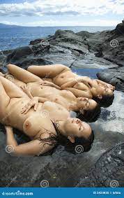 Tres mujeres desnudas. imagen de archivo. Imagen de medio 