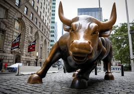Wall Street's Charging Bull statue left with hole in horn after 'man  attacks it with banjo' | The Independent | The Independent