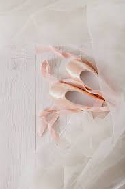 Photo libre de droit de Chaussures De Pointe De Ballet Roses Et Tutu Sur  Fond De Bois Blanc banque d'images et plus d'images libres de droit de  Danse classique - iStock