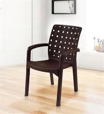 Този стол е направен от кръгли ратан, не гледам на това е проста тъкане метода, е много удобно да седи. Plastmasovi Stolove Idei Za Gradina I Na Otkrito Decor Home Decor Furniture