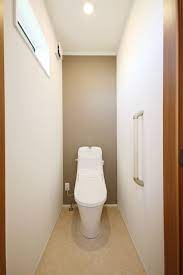 やさしい色味のブラウンがアクセントのシンプルなトイレ トイレのデザイン トイレ おしゃれ トイレ アクセントクロス