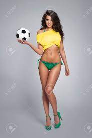 ボールと美しいセクシーなブラジル人女性の写真素材・画像素材 Image 28850679
