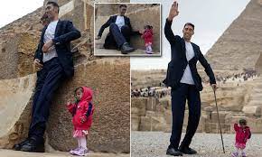 We are now at the home stretch in finding the sexiest man in the world for 2018. The World S Tallest Man Meets The World S Shortest Woman Daily Mail Online