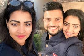 Suresh raina wife age is 28 years currently and she was born in muradnagar, uttar pradesh speaking about priyanka chaudhary family background, she comes from a venerated family of uttar pradesh and priyanka chaudhary education has also been acquired from esteemed institutes. Suresh Raina Love Story à¤Ÿ à¤šà¤° à¤• à¤¬ à¤Ÿ à¤• à¤¹ à¤¦ à¤² à¤¦ à¤¬ à¤  à¤¸ à¤° à¤¶ à¤° à¤¨ à¤¤à¤¸ à¤µ à¤° à¤® à¤œ à¤¨ à¤ à¤¦ à¤²à¤šà¤¸ à¤ª à¤²à¤µ à¤¸ à¤Ÿ à¤° Hari Bhoomi