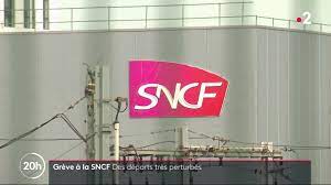 FEMME ACTUELLE - Grève de la SNCF : seulement un TGV sur deux ce vendredi,  pour les départs en vacances