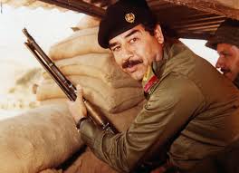 وقالت رغد صدام حسين في البيان الذي نشرته على صفحتها بموقع التواصل الاجتماعي، تويتر: ØµØ¯Ø§Ù… Ø­Ø³ÙŠÙ† Ø¨Ø§Ù„Ø²ÙŠ Ø§Ù„Ø¹Ø³ÙƒØ±ÙŠ