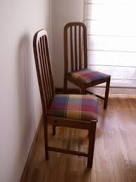 Una forma muy eficaz de mejorar o modificar el aspecto de cualquier silla con asiento extraíble es volver a tapizarla con una tela nueva. Como Tapizar Sillas De Madera Para El Comedor Sillas Tapizadas Sillas Sillas De Comedor Tapizadas