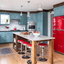 With no textiles or wallpaper to interrupt the flat fields of color, this 1952 kitchen is modern with a big m. 1950s Kitchen Ideas