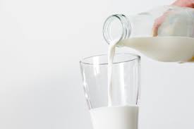 almond milk mixes with cow milk