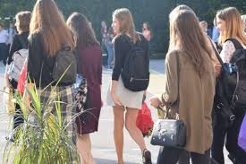 Defilare de liceene ca pe catwalk in prima zi de scoala: Scoala va invata sa iubiti – GALERIE FOTO - Despre Botosaniul interzis