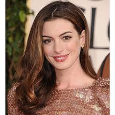 anne hathaway at the 2016 golden globes