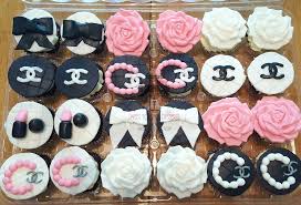 If your planning a sweet 16 party i highly recommend checking out these great sweet 16 birthday cakes for great cake ideas, themes, tips and tricks to make your sweet 16 experience the hit of the year! Sweet 16 Birthday Cake And Cupcakes Very Late Post From J Flickr