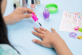 Photo Teenager Painting Her Nails