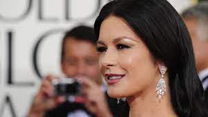 She is the recipient of several accolades, including an academy award and a tony award.in 2010, she was appointed commander of the order of the british empire (cbe) for her film and humanitarian endeavours. Catherine Zeta Jones Wegen Manischer Depressionen In Nervenklinik Gesundheit Faz