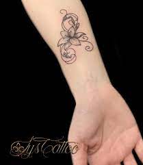 Tatouage floral arabesques et prénoms @lys.tattoo #tatouageprenom  #tatouageprenoms #tatouagearabesques #tatouag… | Tatouage prenom, Tatouage  de lys, Tatouage floral