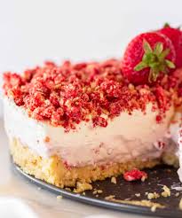 easy strawberry crunch cheesecake