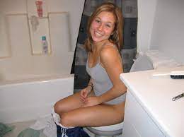 外国人放尿】トイレでおしっこしてる外国人素人をパシャリ！！ | エロログZ