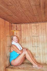 Foto Alte Frau sitzt entspannt in der Sauna Bild #12345646