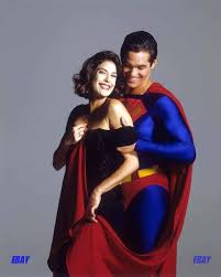 Superman and lois / супермен и лоис — 1x01 «пилот» отрывок #3. Lois And Clark Promotional Photos Teri Hatcher Shows Off Some Lois Lane Memories On Twitter Ksite Batman And Superman Superman Lois Adventures Of Superman
