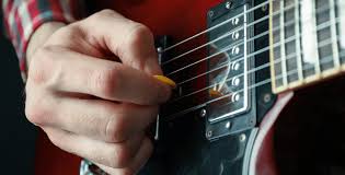 how to hold a guitar pick correctly