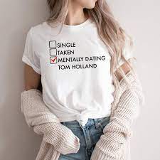 💰Kaufe Mental Dating Tom Holland T-Shirt Superhero T-Shirt Grafik T-Shirts  Kurzarm Crewneck Casual T Shirt Mode Hemden für Fans Männer Frauen T-Shirts  Tops zum besten Preis im Online-Shop bei Joom