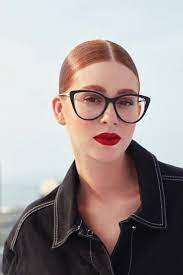 Uau! Marina Ruy Barbosa posa com bocão vermelho e óculos de grau enorme:  