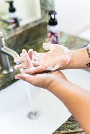 Handrub dilakukan selama 20 30 detik sedangkan handwash 40 60 detik. Foto Gambar Cuci Tangan Sabun Vs Hand Sanitizer Cuci Tangan Yang Benar Photo By Donovan Valdivia On Unsplash Yopie Pangkey