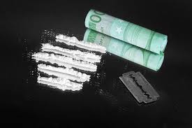 Kokain, koka bitkisi olarak da bilinen erythroxylon coca isimli bitkinin yapraklarından elde edilen, bağımlılık yapıcı ve uyarıcı özellikleri olan bir maddedir. Grosses Zittern Polizei Ist Am Attersee Dem Kokain Auf Der Spur