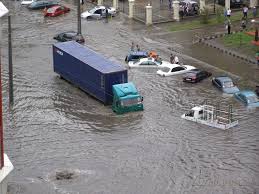 Сильные потоки воды буквально сбивали с ног людей. Odesskij Liven Probki Potop I Problema S Taksi Fotoreportazh Video Novosti Odessy