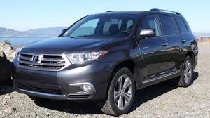 Its base configuration gets up to 20 miles per gallon in the city and up to 25 miles on the highway. 2011 Toyota Highlander Limited Review 2011 Toyota Highlander Limited Roadshow