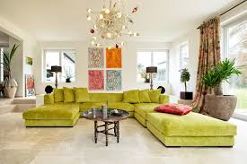 Grunes sofa in einem weissen wohnzimmer stockfoto. Grunes Sofa Bilder Ideen Couch