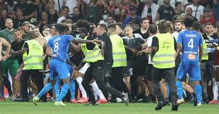 The ligue 1 game at nice was halted when a fight broke out after fans threw a bottle at marseille players, who then threw the object back . Vl48rtcvsil Bm