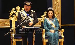 Istiadat hol almarhum sultan iskandar akan diadakan pada hari ahad 6 safar 1438 bersamaan 6 november 2016. Malaysiakini Sultan Johor Saya Pun Bugis Terasa Juga