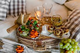 Picnic baskets and wine bags add romance to any outdoor dining experience. Indoor Picknick Romantisch Im Herbst 7 Tipps Fur Einen Entspannten Abend Picknick Rezepte Essen Rezepte