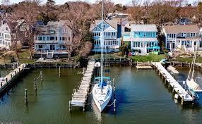 luxury waterfront homes in