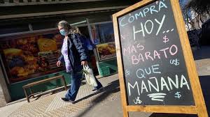 La inflación mensual alcanza un máximo en Argentina y los precios suben 104% en 12 meses
