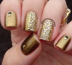 Utilizar esmaltes con glitter es una de las tendencias más los matices en metálicos como el dorado o el plateado, le dan un toque de elegancia muy apropiado a las manos. Un Toque De Dorado En Tus Unas Ideal Para Esta Epoca 30 Modelos Nail Manicure Gold Nails Golden Nail Art