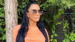 Price has launched a range of nutrition supplements, including meal replacement shakes, that are promoted with unsupported claims about their wholesomeness and benefit. Katie Price Wollte Sich Nie Von Peter Andre Scheiden Lassen Promiflash De