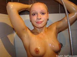Carolina (18) Nackt in der Dusche und bei der Muschi Rasur