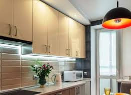 Бялото е идеално за декориране на малка кухня, тъй като има способността да отразява светлината, поради което създава усещане за простор и визуално изтласква стените. Malka Kuhnya Www Domigradina Com