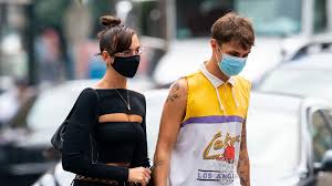 Pop sensation dua lipa has already conquered the music industry and has undoubtedly proved she's a fashion force to be reckoned with. Dua Lipa And Anwar Hadid Perfect New York Couple Style Teen Vogue