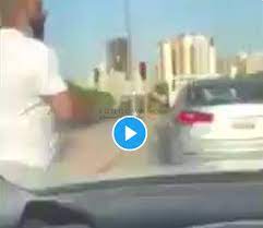 كشفت وزارة الداخلية الكويتية تفاصيل جريمة هزت البلاد، جرت في حي صباح السالم مساء أمس الثلاثاء، حيث راحت ضحيتها مواطنة كويتية، تم خطفها وقتلها بعدة طعنات. Twwz Motje25 M